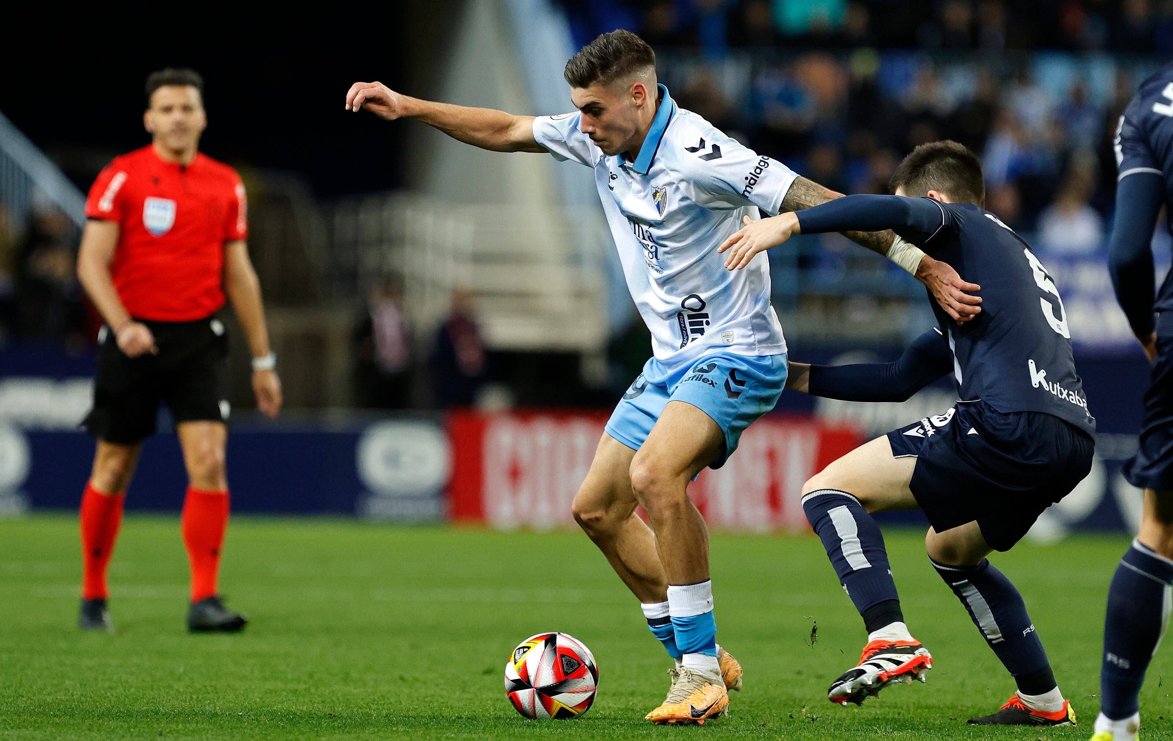 El delantero del Málaga Roberto Fernández, en un lance del encuentro de Copa del Rey contra la Real Sociedad