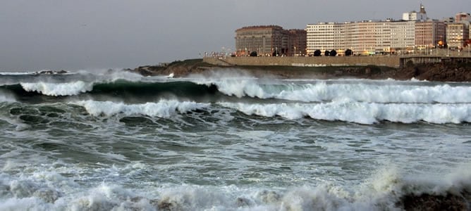 La costa de La Coruña, en alerta roja por olas de hasta siete metros de altura