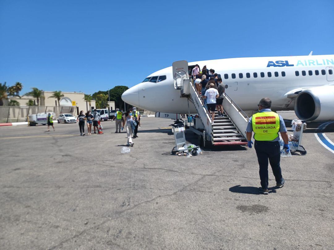 Los jóvenes españoles aislados en Malta en el momento de subir al avión que les ha traído de vuelta a España