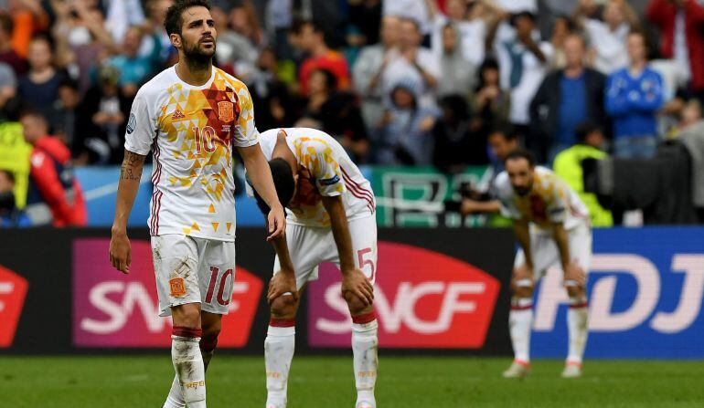 Los jugadores de la Selección Española se lamentan tras la derrota frente a Italia.