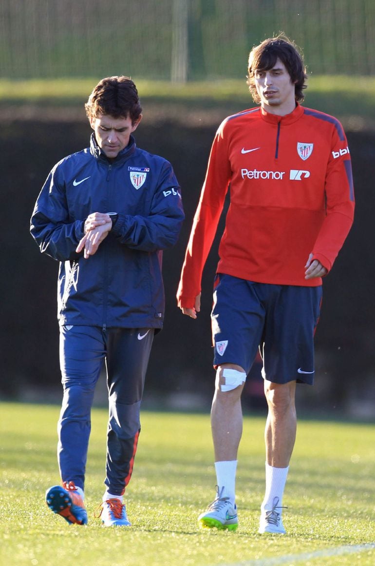 GRA369. LEZAMA (BIZKAIA), 06/03/2015.- El centrocampista del Athletic Club Ander Iturraspe (d), durante el entrenamiento de esta tarde para preparar el partido de liga de mañana sábado ante el Real Madrid en San Mamés. EFE/LUIS TEJIDO.