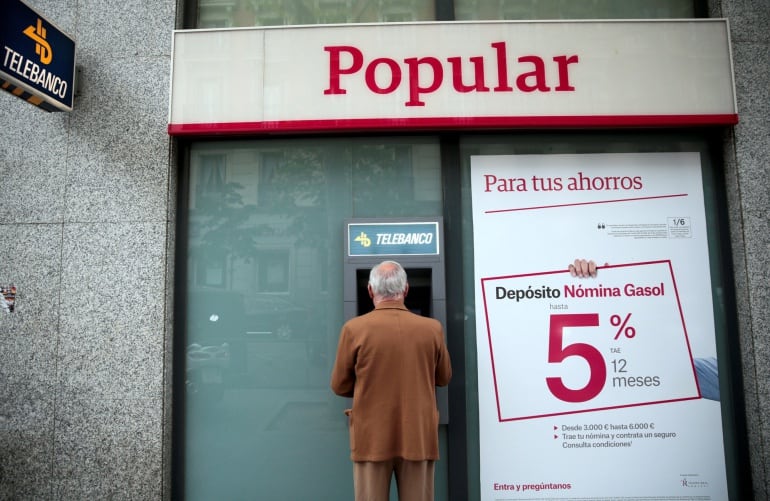 Un hombre frente a un cajero automático de Banco Popular