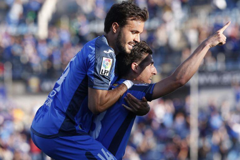 Sergio Escudero celebra con Pedro León el segundo gol del Getafe.
