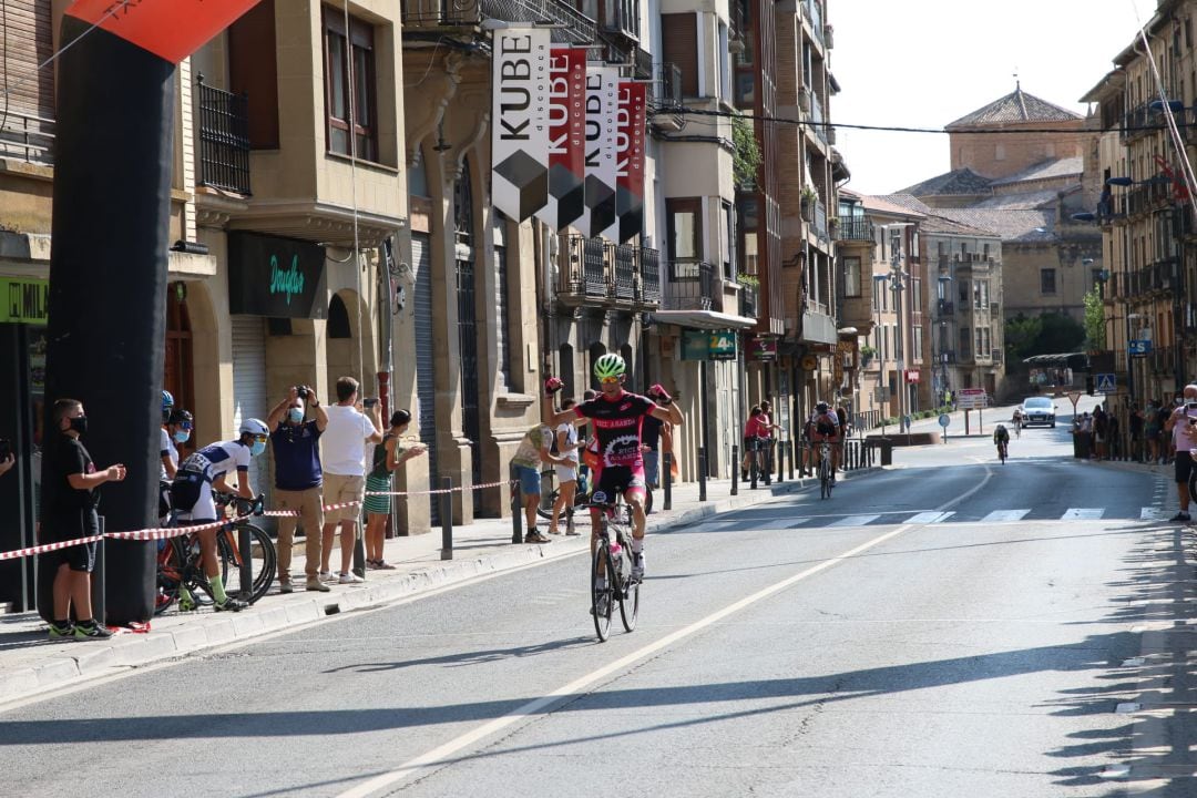 Álvar Martín entra en solitario como ganador en la línea de meta de Tafalla.