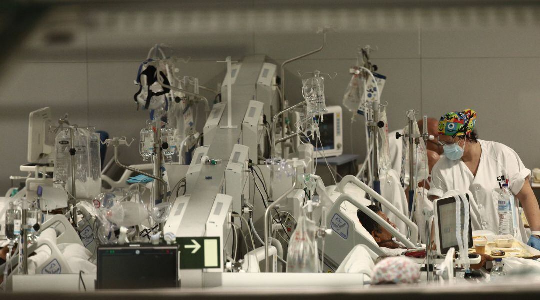 Una enfermera trata a un enfermo en el Hospital de Emergencias Isabel Zendal (Madrid)