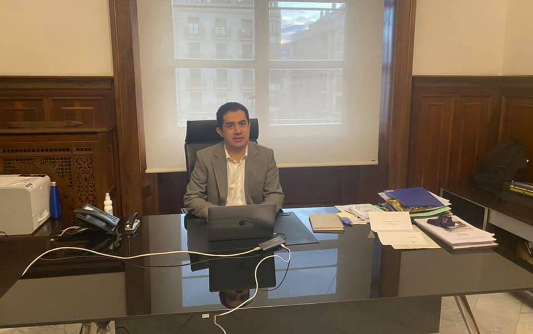 El alcalde de Alcoy, Antonio Francés, esta mañana en su despacho en el Ayuntamiento.