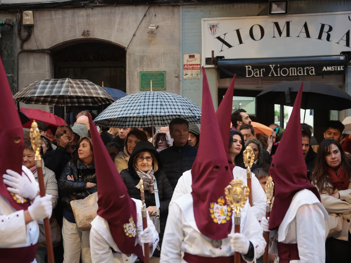 La generación Z llena las procesiones de Bilbao: jóvenes que buscan "familia, silencio y sentido" en plena era digital