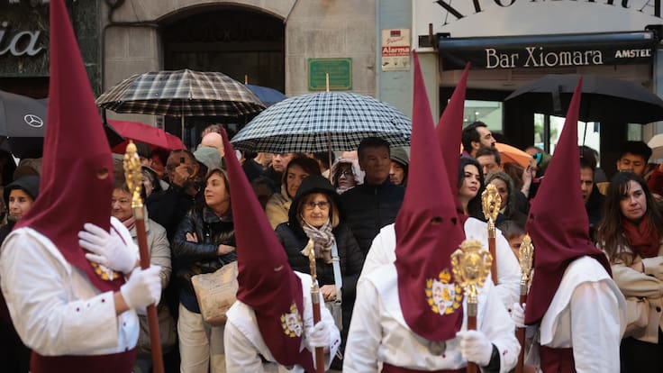 La generación Z llena las procesiones de Bilbao: jóvenes que buscan "familia, silencio y sentido" en plena era digital