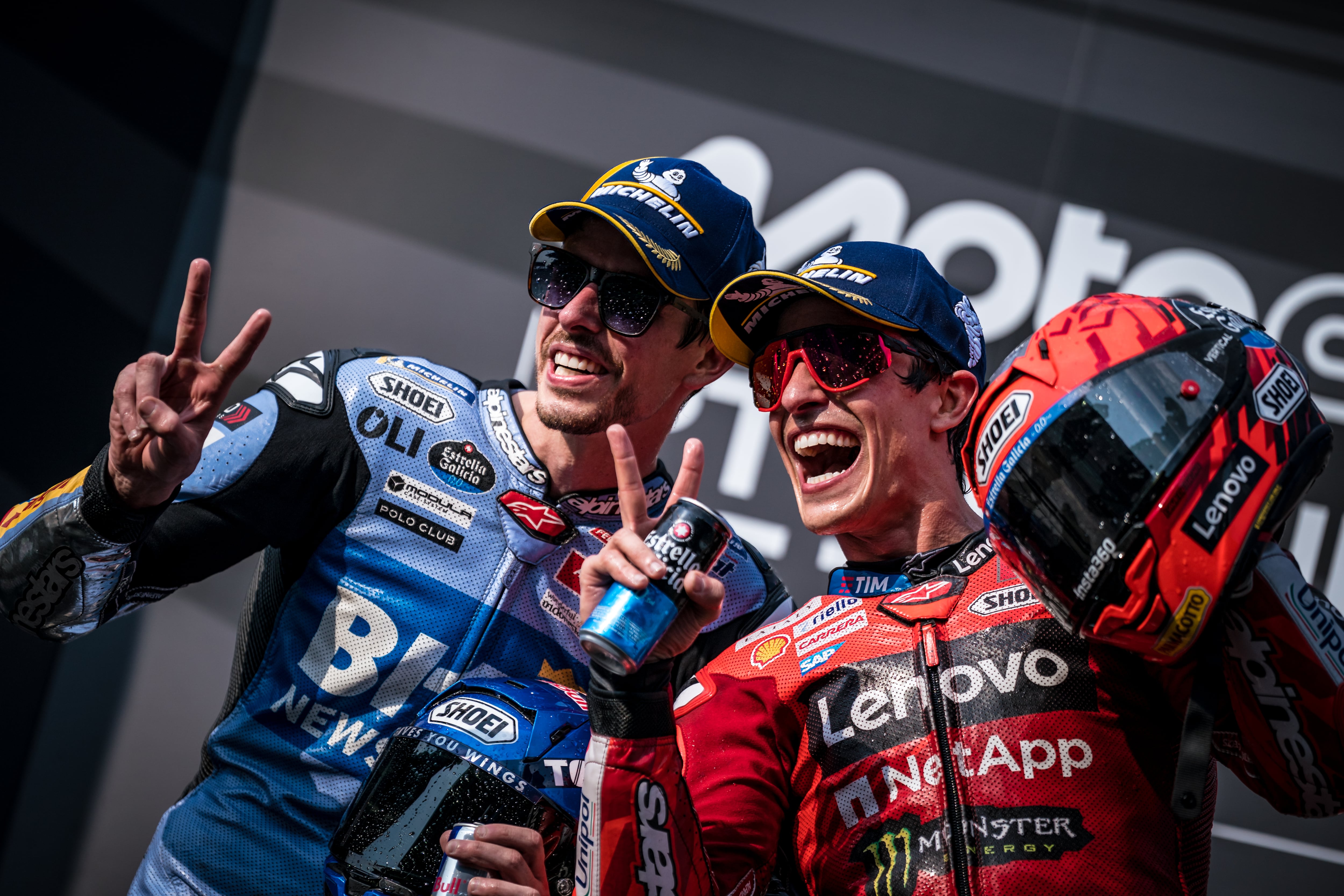 Marc Márquez celebra una de sus victorias junto a su hermano Álex, su principal rival por el título en 2025