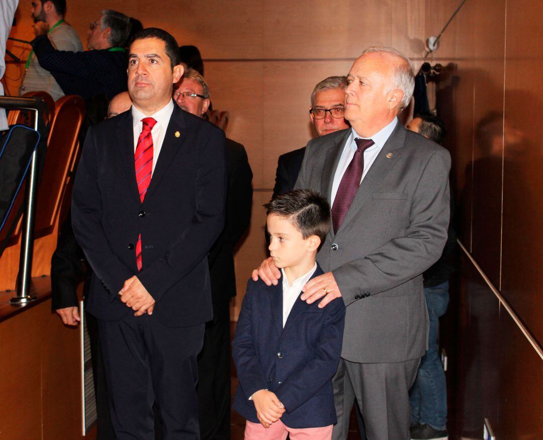 El presidente de la Asociación de San Jorge, junto al Sant Jordiet, Fernando Rius Mestre, y al alcalde, Antonio Francés