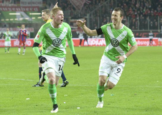VfL Wolfsburg's Kevin De Bruyne celebrate with his team mate Ivan Perisic (R) after scoring the fourth goal against Bayern Munich during their German first division Bundesliga soccer match in Wolfsburg January 30, 2015. REUTERS/Fabian Bimmer (GERMANY - Ta