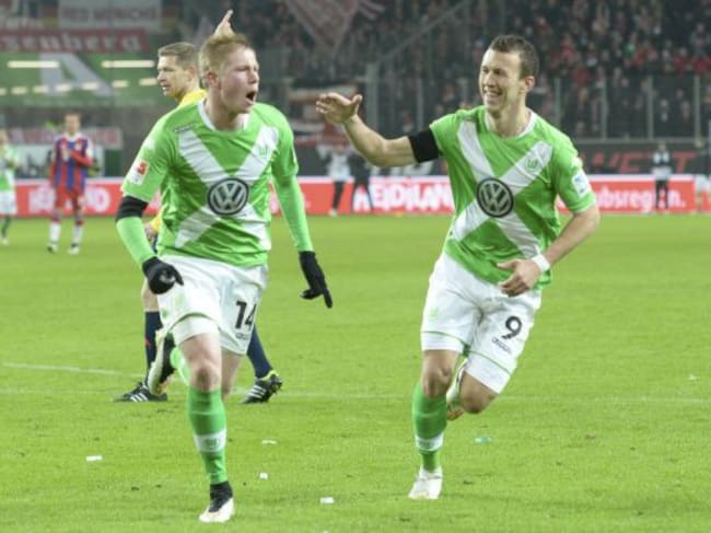 VfL Wolfsburg's Kevin De Bruyne celebrate with his team mate Ivan Perisic (R) after scoring the fourth goal against Bayern Munich during their German first division Bundesliga soccer match in Wolfsburg January 30, 2015. REUTERS/Fabian Bimmer (GERMANY - Ta