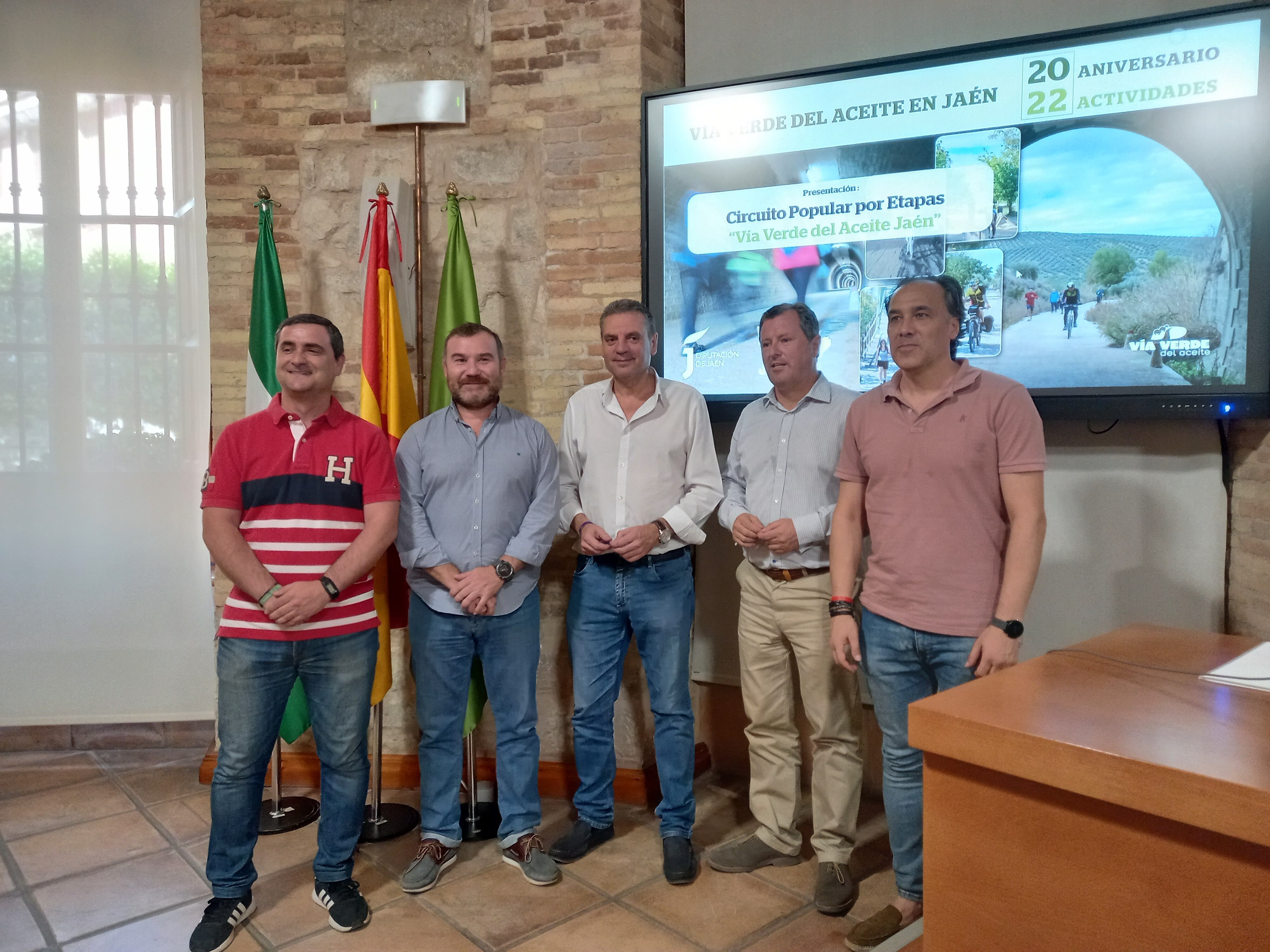 De izquierda a derecha: José Contreras, concejal de Medio Ambiente del Ayuntamiento de Torredonjimeno; Carlos Alberca, concejal de Deportes del Ayuntamiento de Jaén; Ángel Vera, diputado de Deportes; Pedro Bruno, diputado de Medio Ambiente y Javi Chica, alcalde de Torredelcampo.