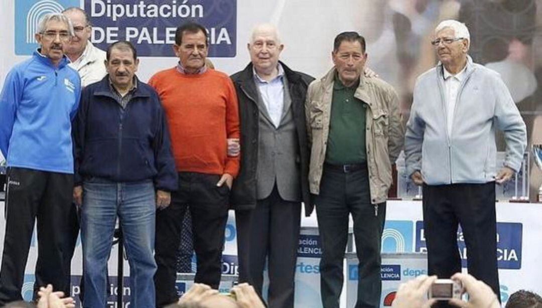 Pepe Haro, segundo por la izquierda, junto a su hermano Mariano Haro
