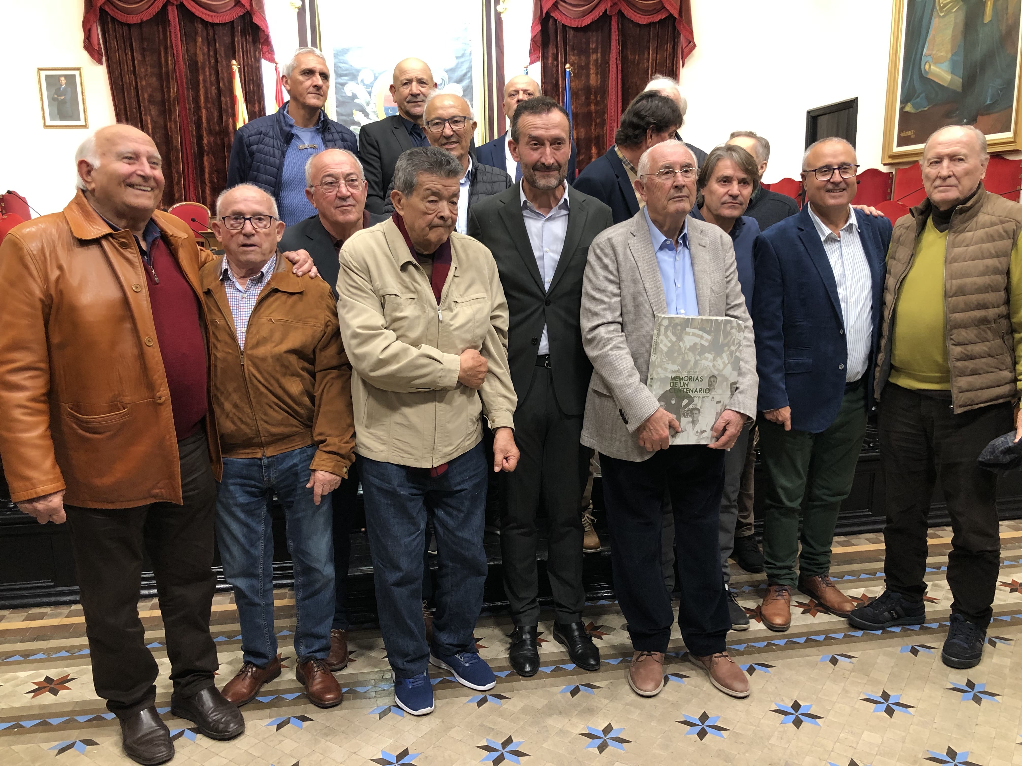 Gambín posa con su libro junto al alcalde y jugadores legendarios del Elche