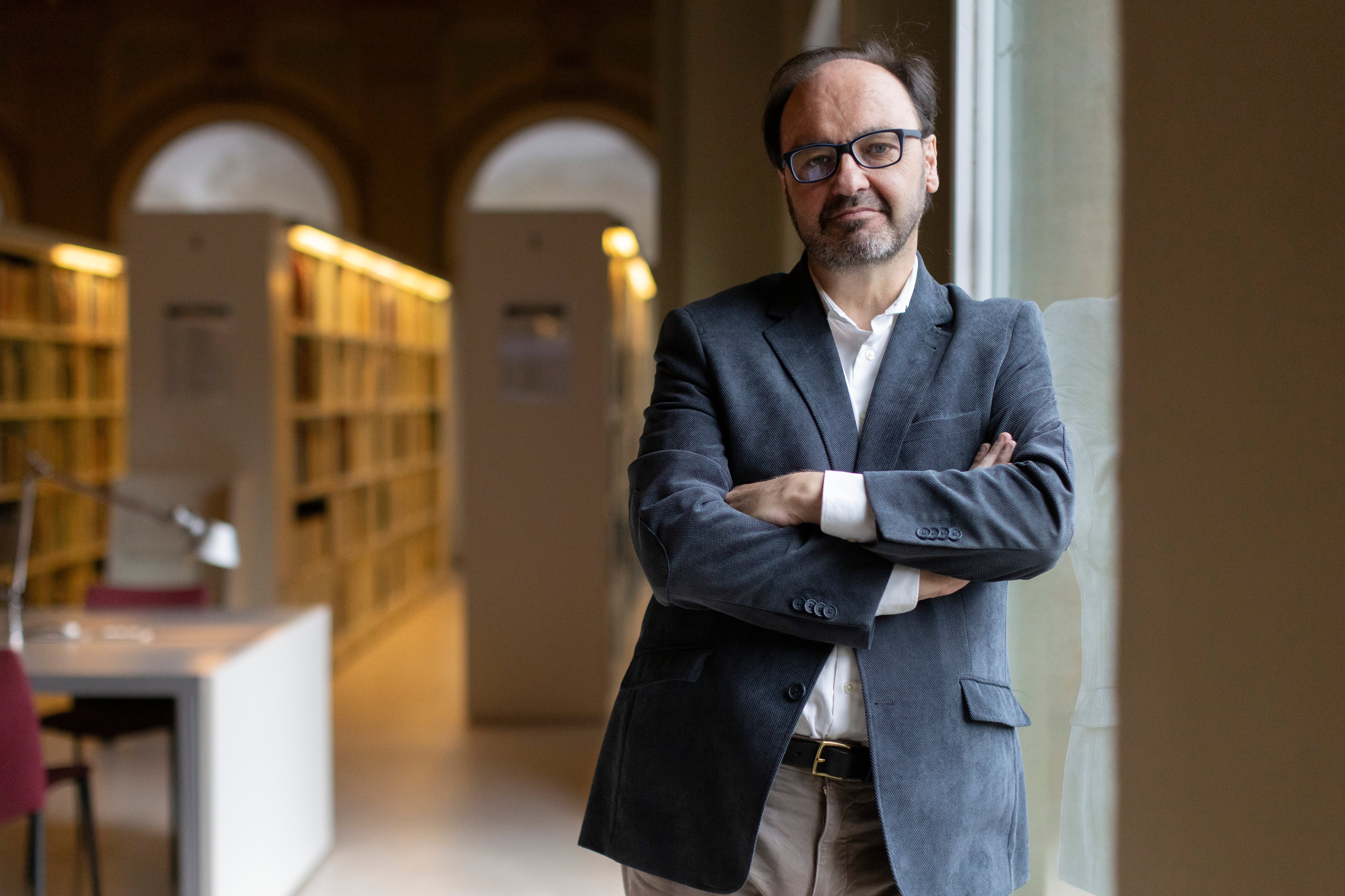 GRAFCAT5737. BARCELONA, 15/12/2025.- El director del Museo Nacional de Arte de Cataluña (MNAC), Pepe Serra, momentos antes de la rueda de prensa en la que ha anunciado que el museo cerrará parcialmente sus salas y dejará de programar exposiciones temporales a partir de marzo de 2027 y hasta 2029 para acometer las obras de ampliación. EFE/Marta Pérez