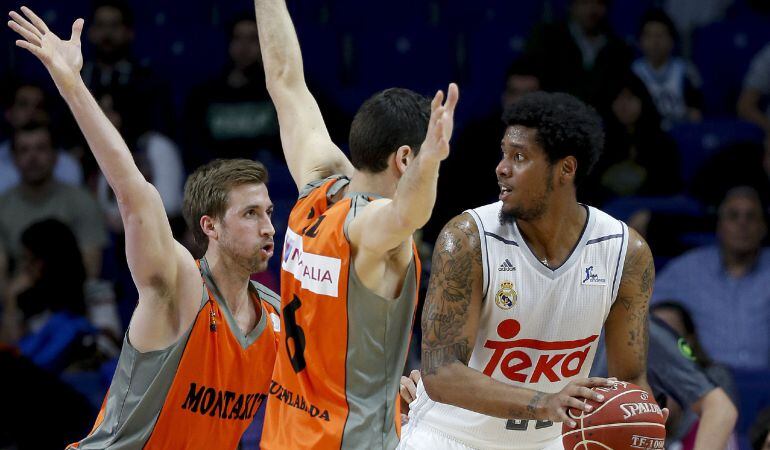 El alero estadounidense del Real Madrid, Trey Thompkins (c), controla la pelota frente a Ricardo Úriz (c) y David Wear (i), del Montakit Fuenlabrada, durante el partido de la jornada 32 de la Liga ACB de Baloncesto disputado en el Palacio de Deportes de M