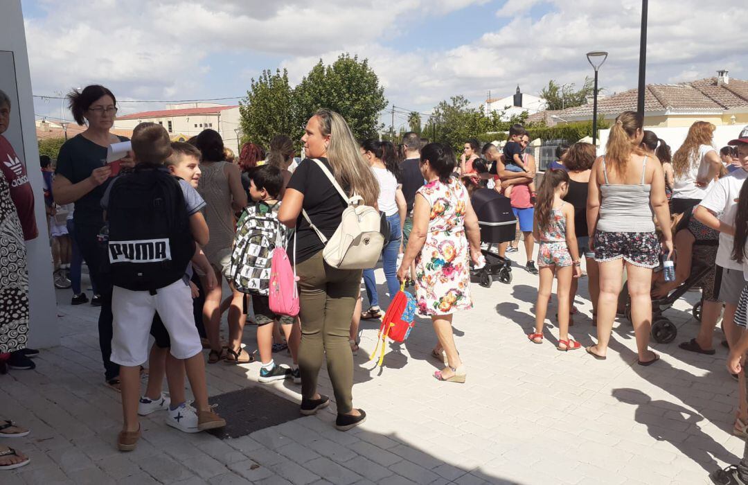 Protestas en el colegio de Torreblascopedro