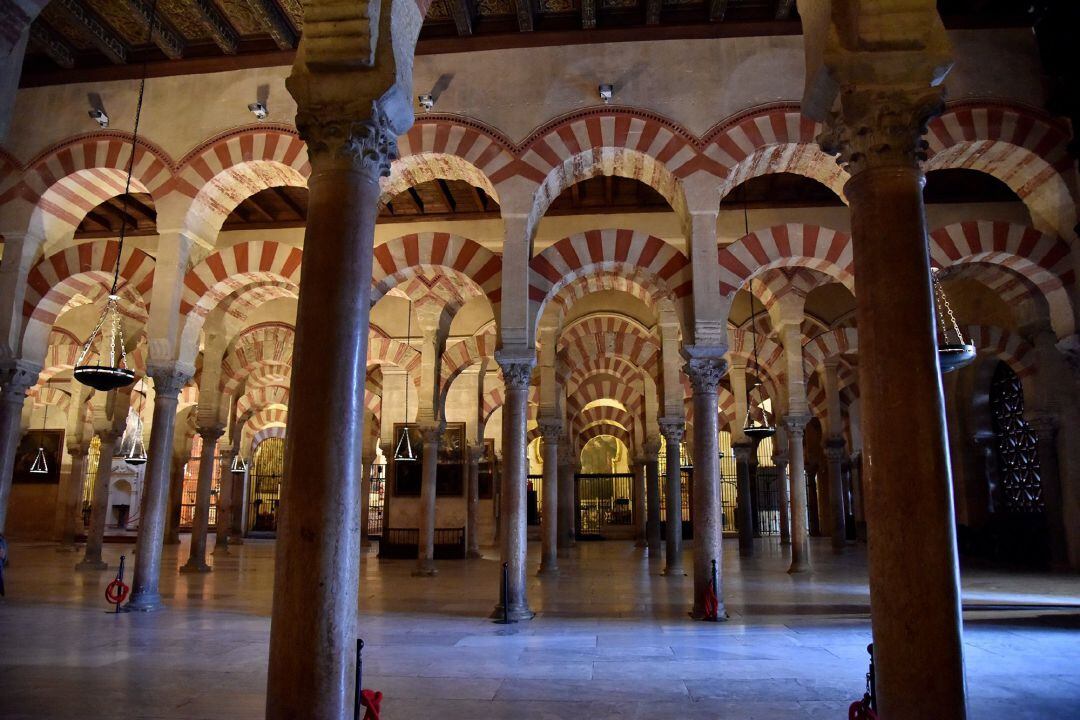 DOCUMENTO | Haz click en la imagen para consultar la lista completa de los 34.961 bienes inmatriculados de la iglesia. En la foto, el interior de la mezquita de Córdoba