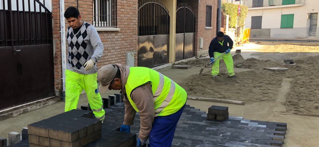 Obreros asfaltando una calle 