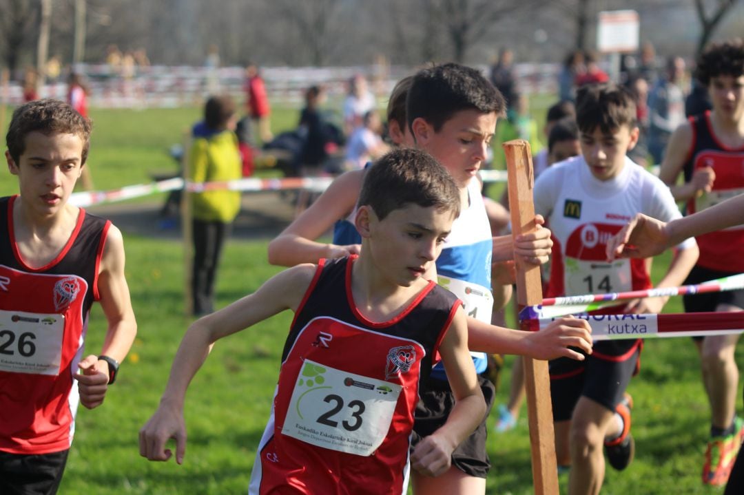 Niños en un evento deportivo.