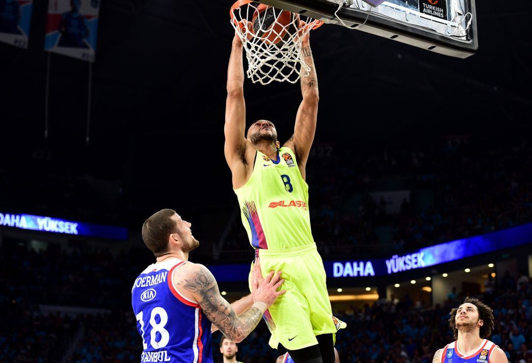 Adam Hanga en el quinto partido de Estambul.