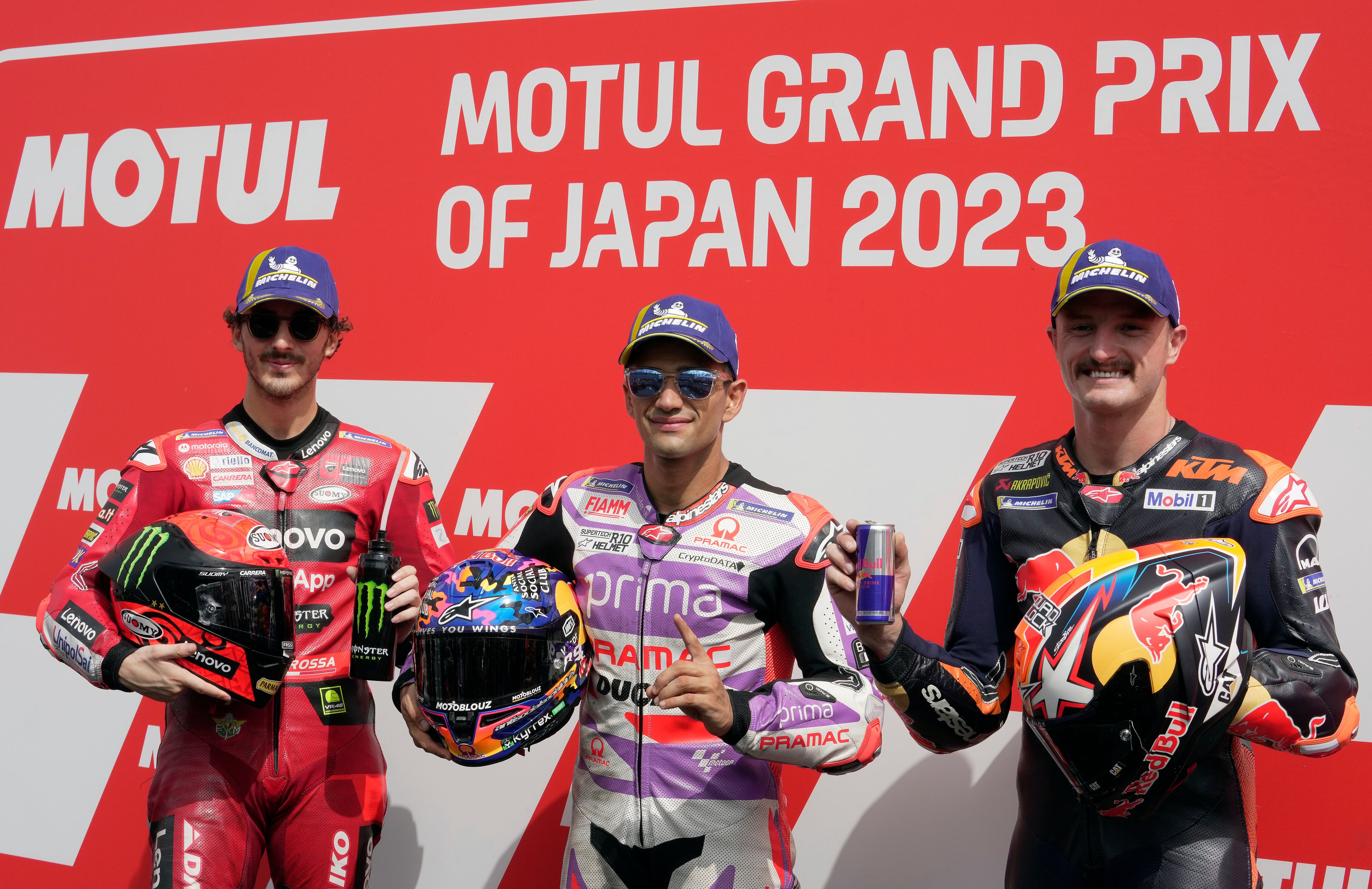 Jorge Martín de Prima Pramac Racing celebra con el piloto italiano de MotoGP Franscesco Bagnaia del Ducati Lenovo Team y el piloto australiano de MotoGP Jack Miller de Red Bull KTM Factory Racing después de marcar el primer, segundo y tercer mejor tiempo