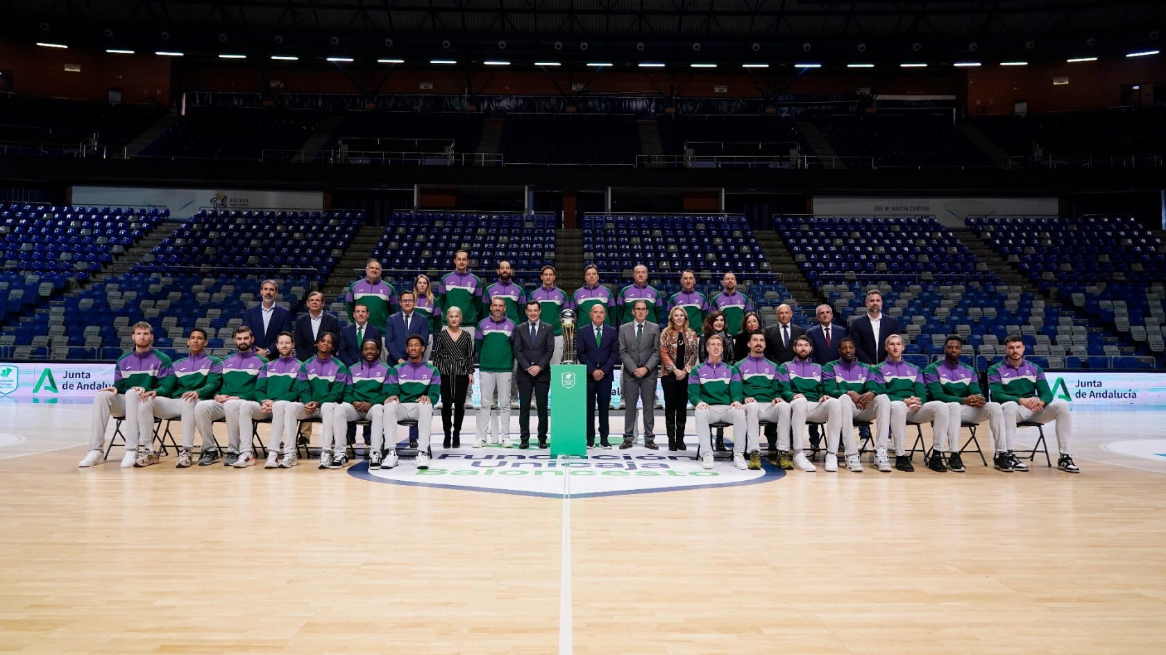 Foto de familia del Unicaja con el presidente de la Junta y consejeros del gobierno andaluz