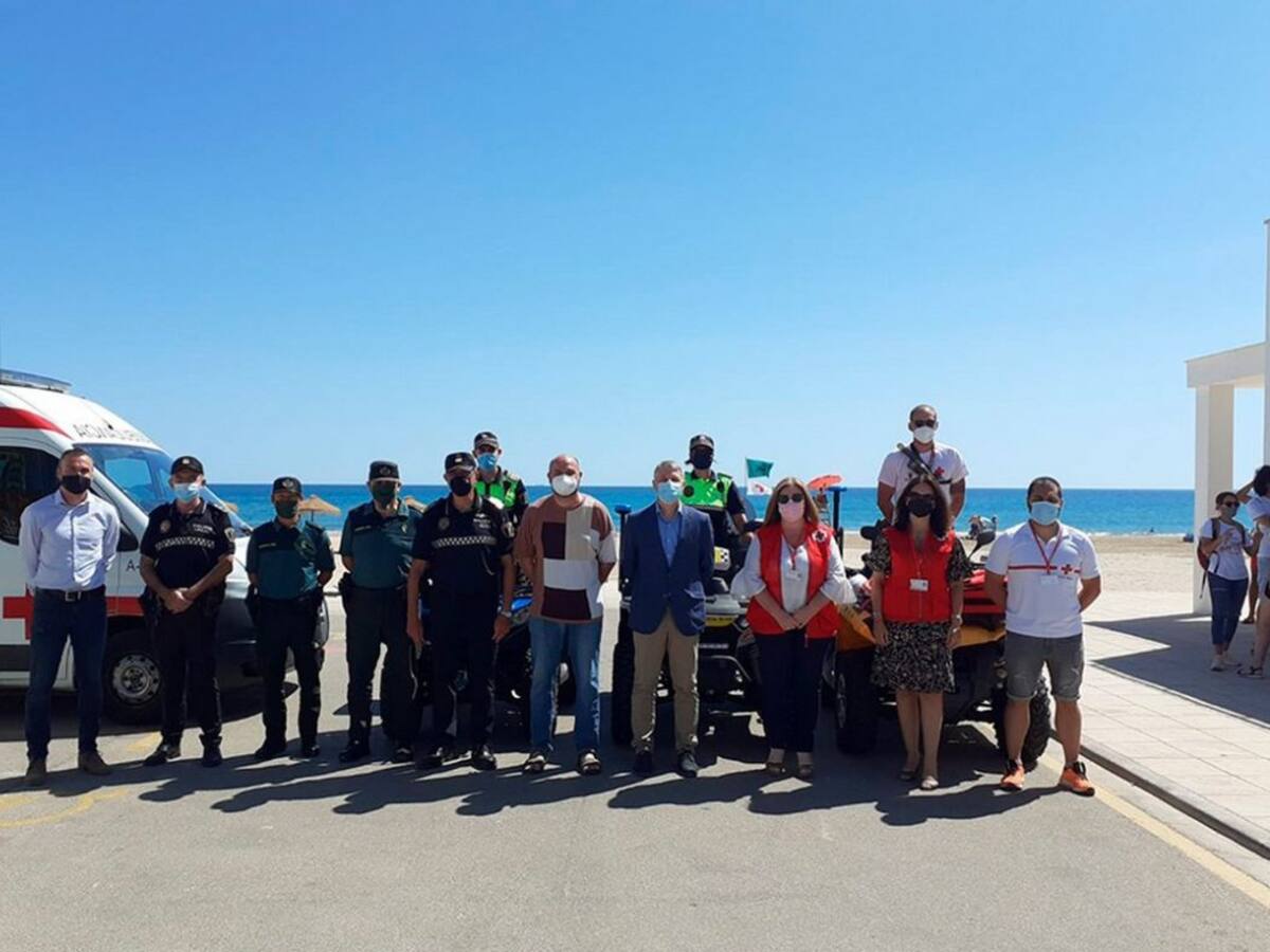 Las playas de Oliva cuentan con 50 socorristas para este verano