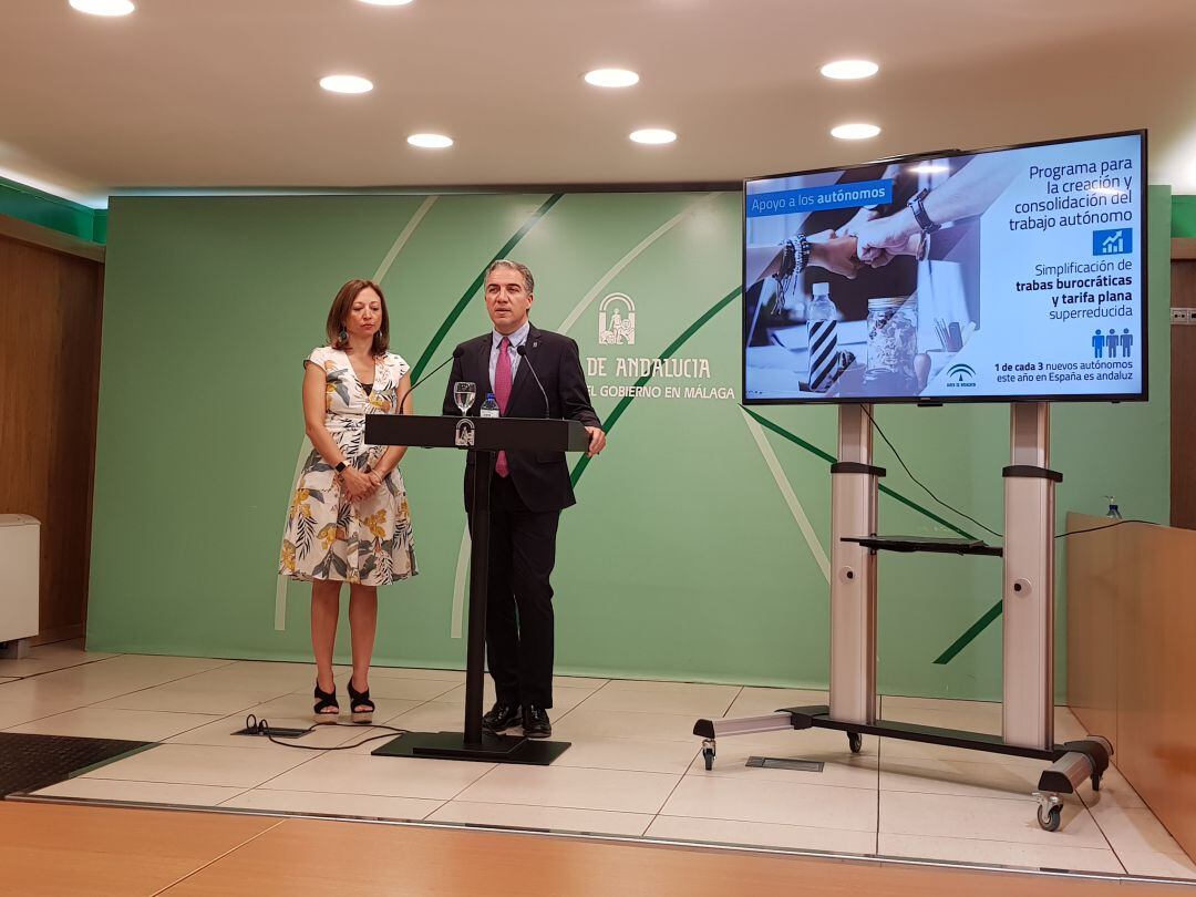 Elías Bendodo y Patricia Navarro durante la comparecencia esta mañana