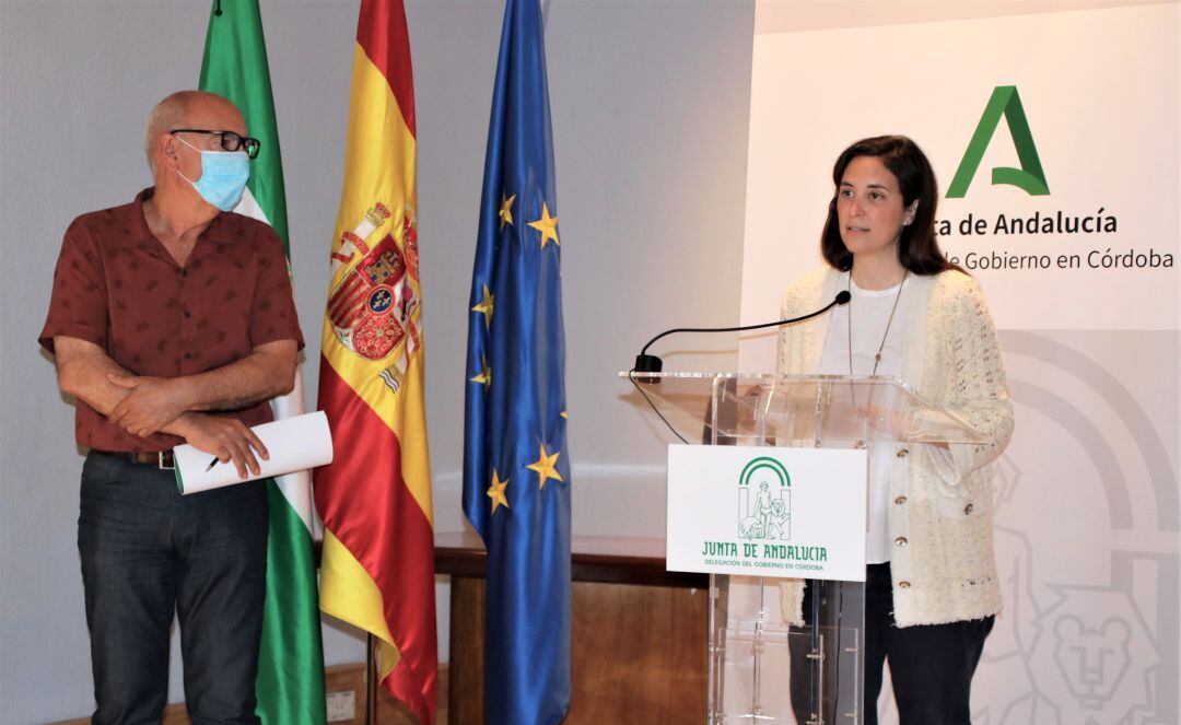 La delegada de Cultura de la Junta de Andalucía, Cristina Casanueva, durante una rueda de prensa junto al director de Madinat al-Zahra