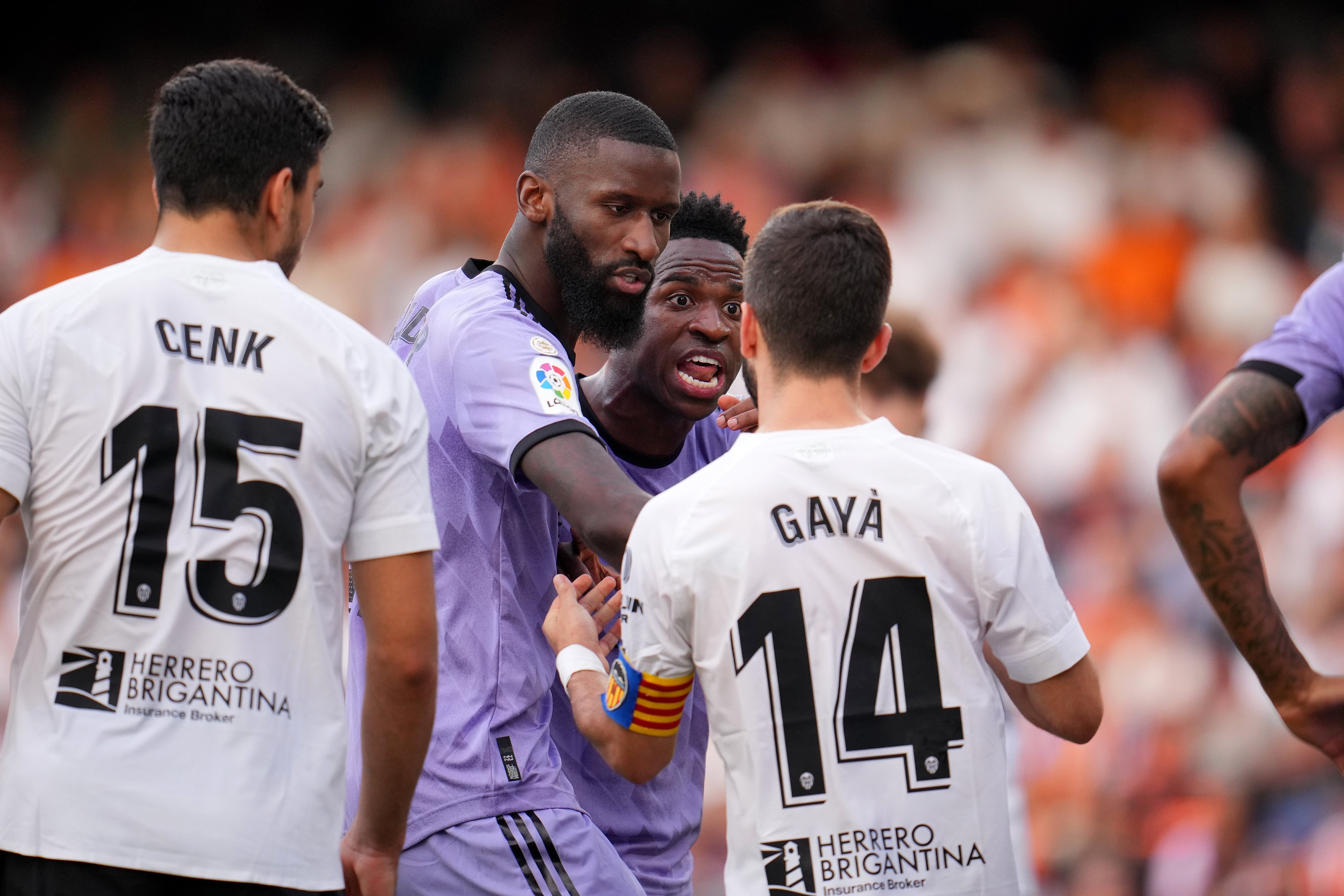 Antonio Rudiger interviene entre Vinicius y Gayá, en el partido entre Valencia y Real Madrid