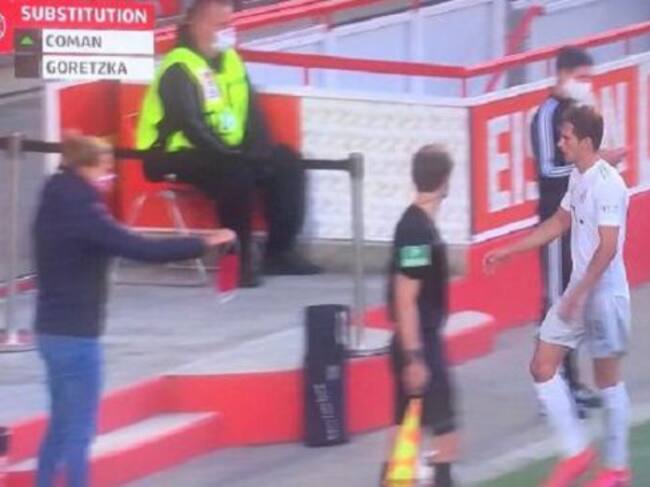 Goretzka recibe la mascarilla