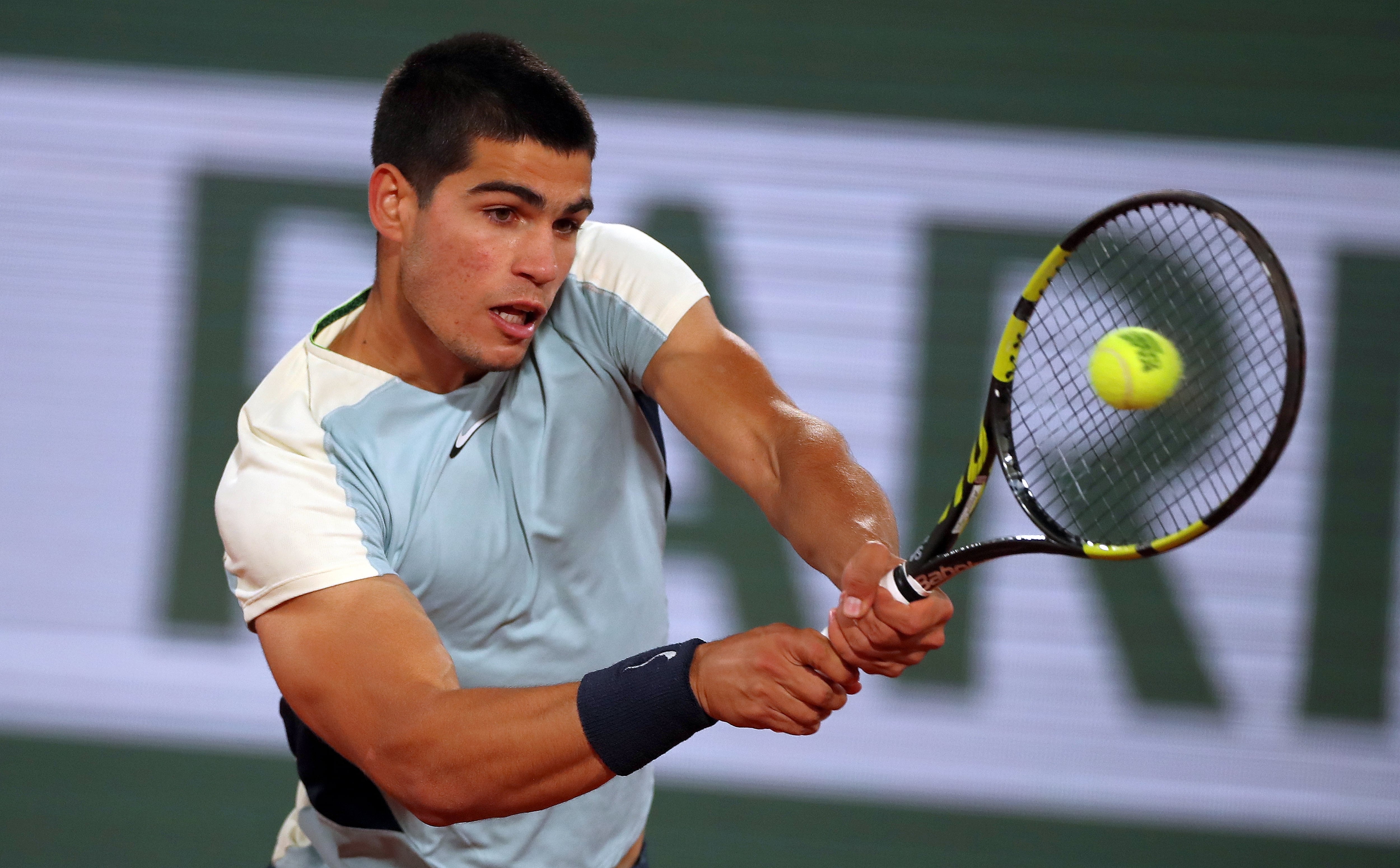 Carlos Alcaraz se enfrenta al alemán Jan-Lennard Struff este lunes 27 de junio en Wimbledon. EFE/EPA/MARTIN DIVISEK