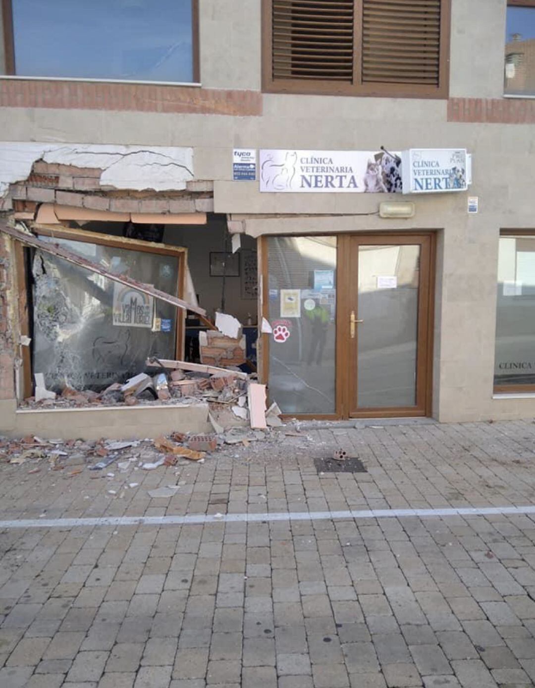 Estado en el que ha quedado la fachada de la clínica veteritaria Nerta en Villamuriel de Cerrato (Palencia) tras empotrarse un camión