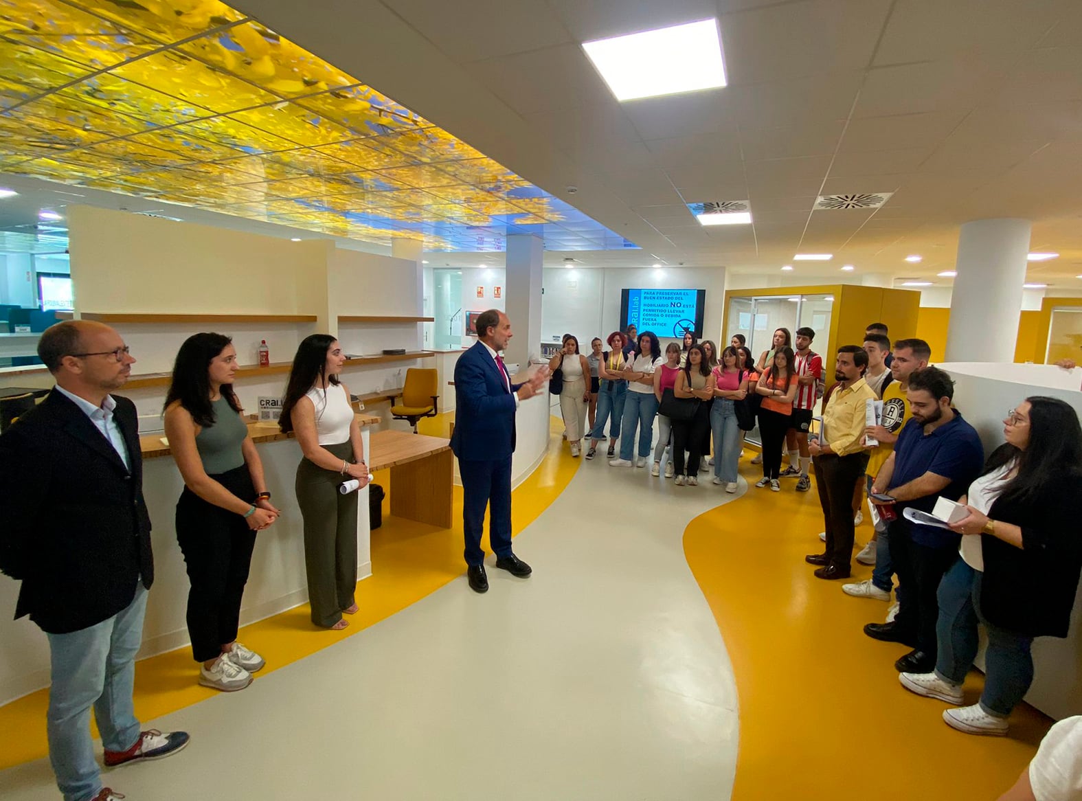 El rector, Nicolás Ruiz, explica las funciones del CRAI.LAB a la comunidad universitaria.