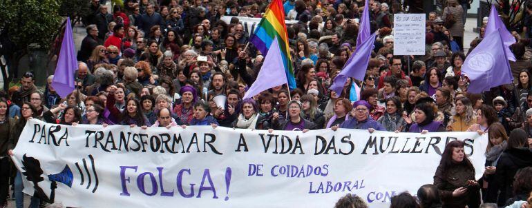 Varios miles de personas recorren el centro de Vigo, en una manifestación convocada por Asemblea Galegas 8M, para hacer visible la realidad de las mujeres en la vida personal y en el mercado laboral.