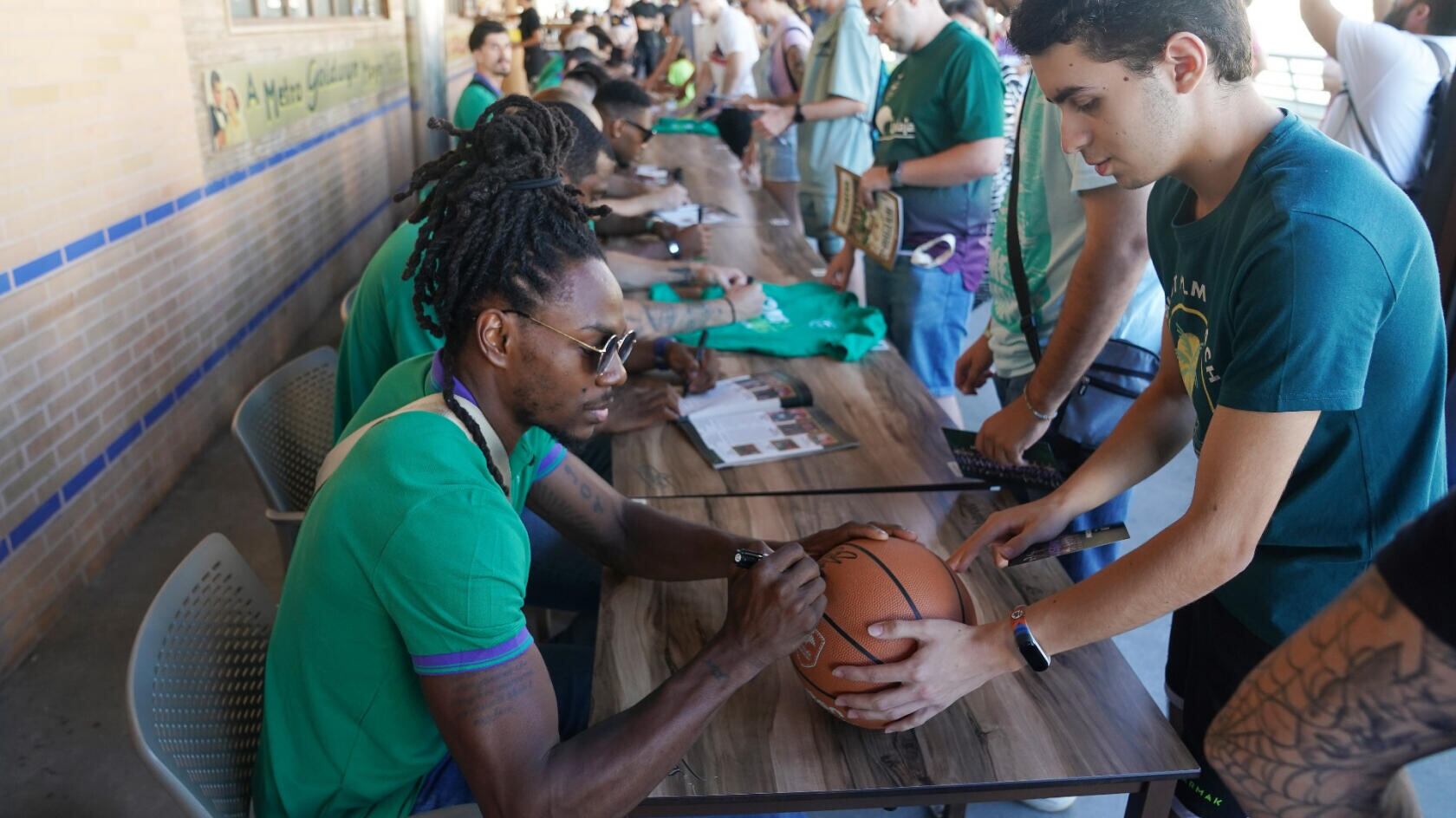 La plantilla y técnicos del Unicaja se lo pasaron en grande firmando autógrafos a los centenares de aficionados que se personaron en la fiesta final del curso