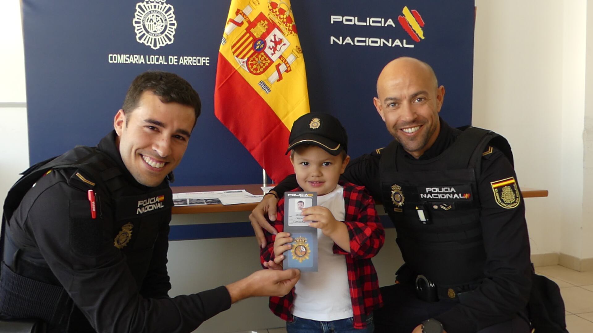 Una patrulla de la Policía Nacional salva la vida a un niño de 3 años que entró en parada cardiorrespiratoria en Lanzarote.