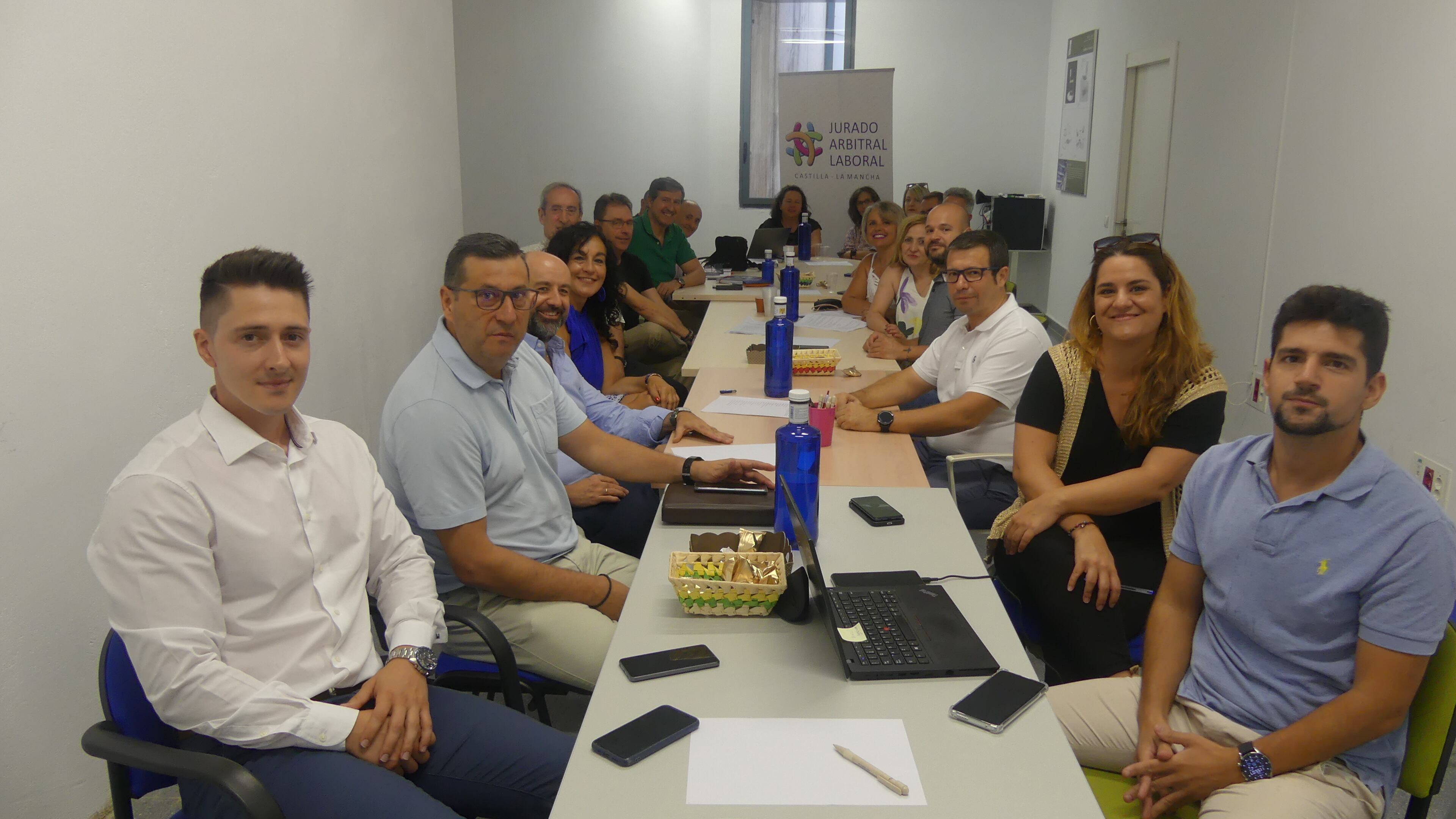 Representantes de empresarios y trabajadores del sector, firmantes del Convenio Provincial de Limpieza de Edificios y Locales de la provincia de Cuenca (Foto CEOE CEPYME Cuenca)