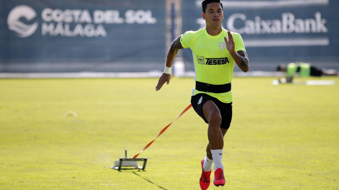 Renato Santos, tirando de pesas durante un ejercicio en el entrenamiento