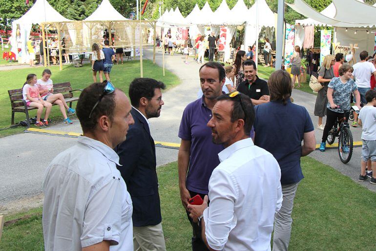 l ministre Jordi Torres, acompanyat de l'alcalde de la Seu d'Urgell, Albert Batalla, el cònsol major de la Massana, David Baró i Oriol Cesena, moderador d'un dels actes de la primera edició del mercat La Serenalla.