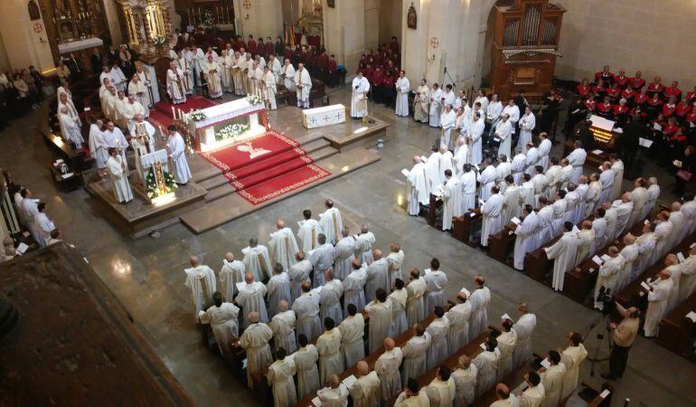 Sacerdotes, en un acto eucarístico en la Concatedral de San Nicolás de Alicante.