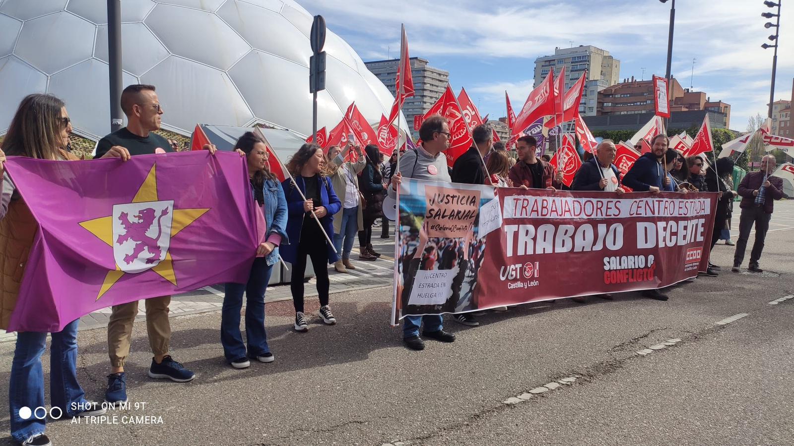 Protesta de los trabajadores del Centro Estrada en Valladolid