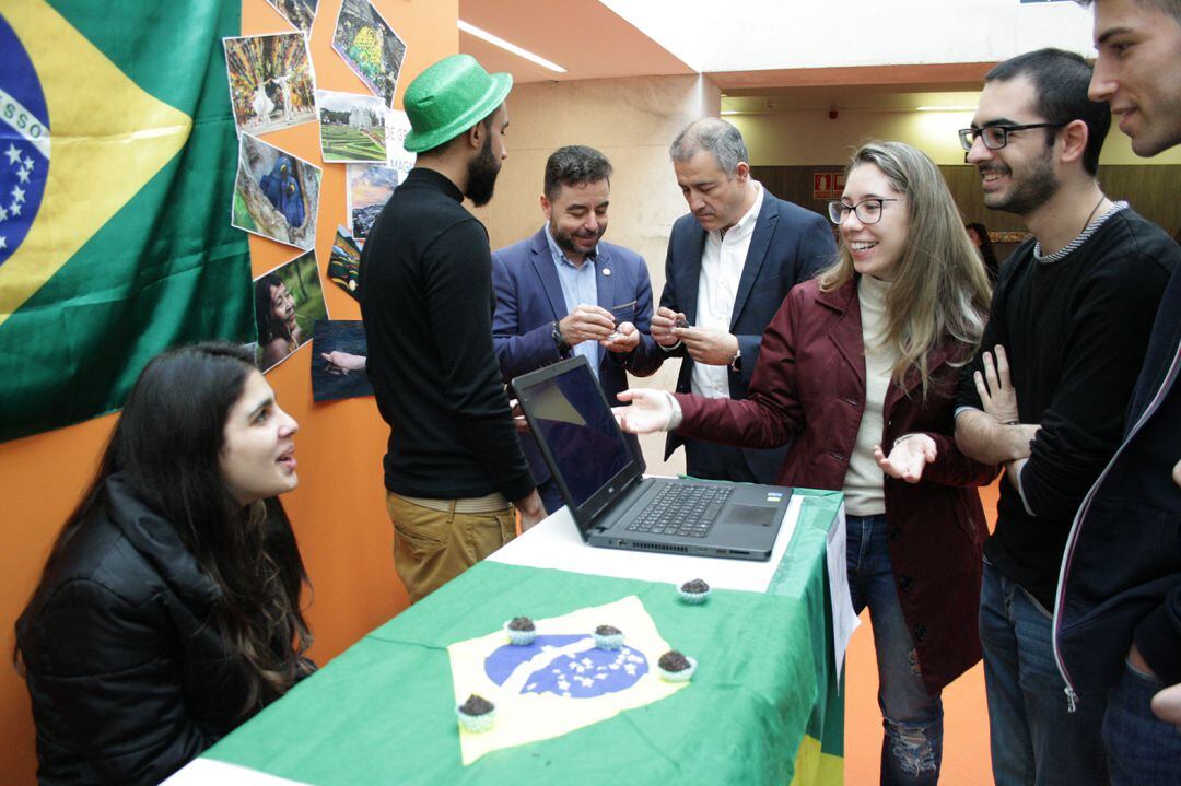 Stand de Brasil en la I Feria Internacional-Global Village en el campus Científico Tecnológico de Linares.