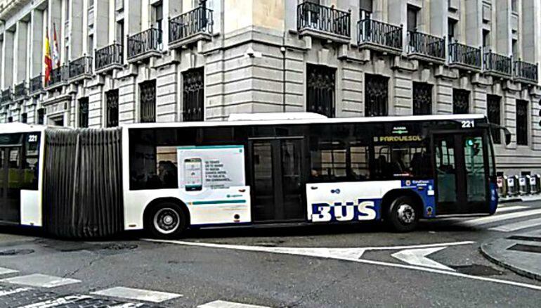Un autobús gira en la calle Claudio Moyano