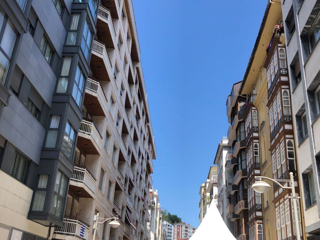 Fachadas de edificios en la céntrica calle Toribio Etxebarria de Eibar