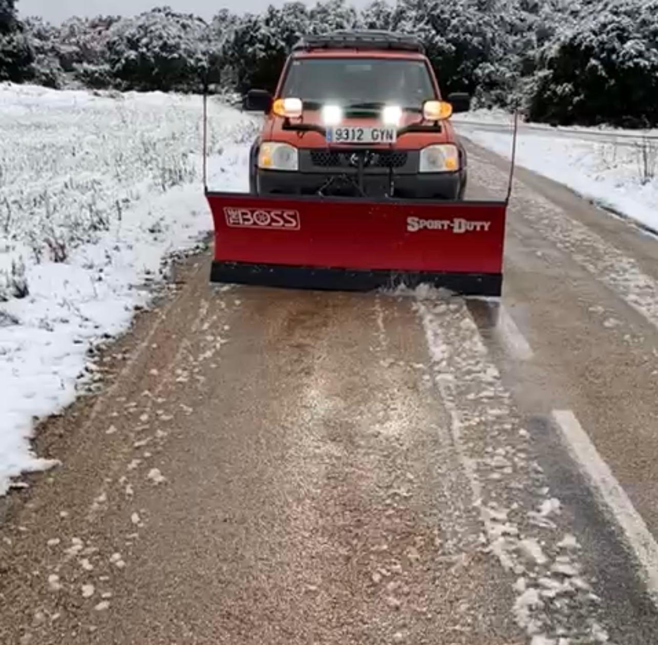 Servicios generales del Ayuntamiento de Huesca limpiando la carretera de Apiés
