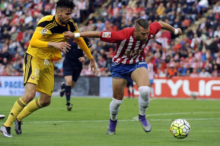 Florian Lejeune pelea un balón con el delantero del Osasuna Kenan Kodro