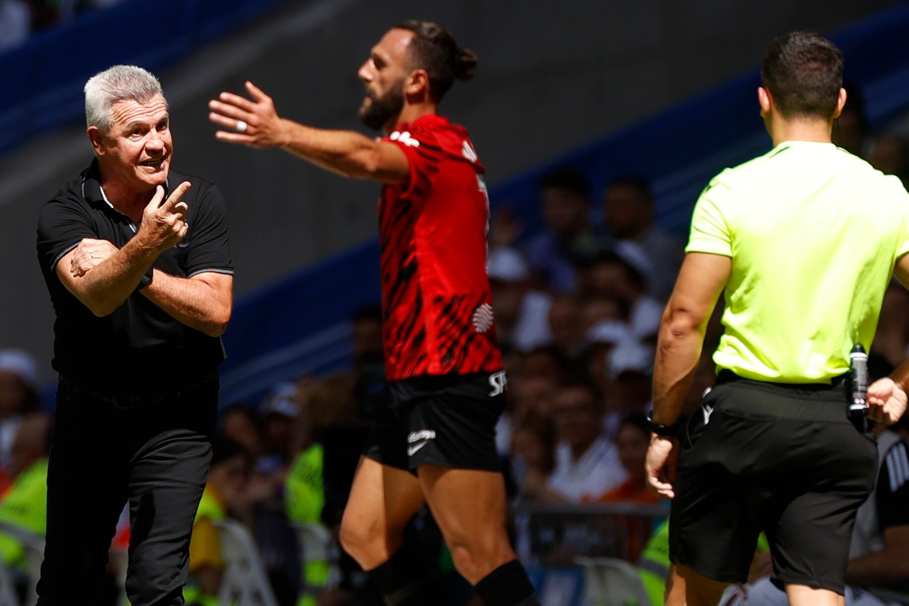 GRAF4885. MADRID, 11/09/2022.- El entrenador del RCD Mallorca, Javier Aguirre (i), durante el partido correspondiente a la jornada 5 de LaLiga disputado entre el Real Madrid y el Mallorca, este domingo en el estadio Santiago Bernabéu. EFE/ Juanjo Martín